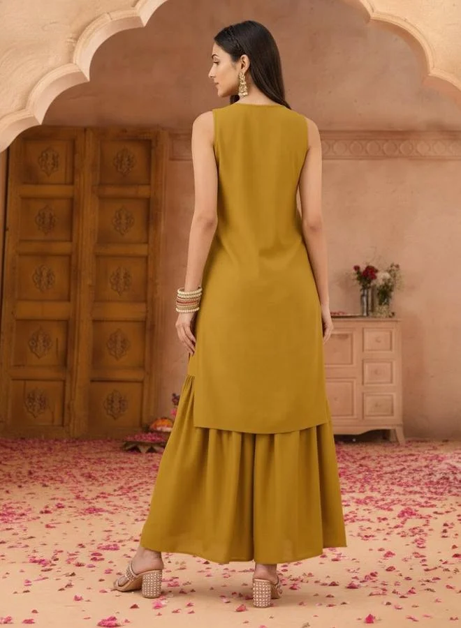 جلو باص طقم كورتا مطرزة بزخارف زاري وأزهار مع شرار ودوباتا